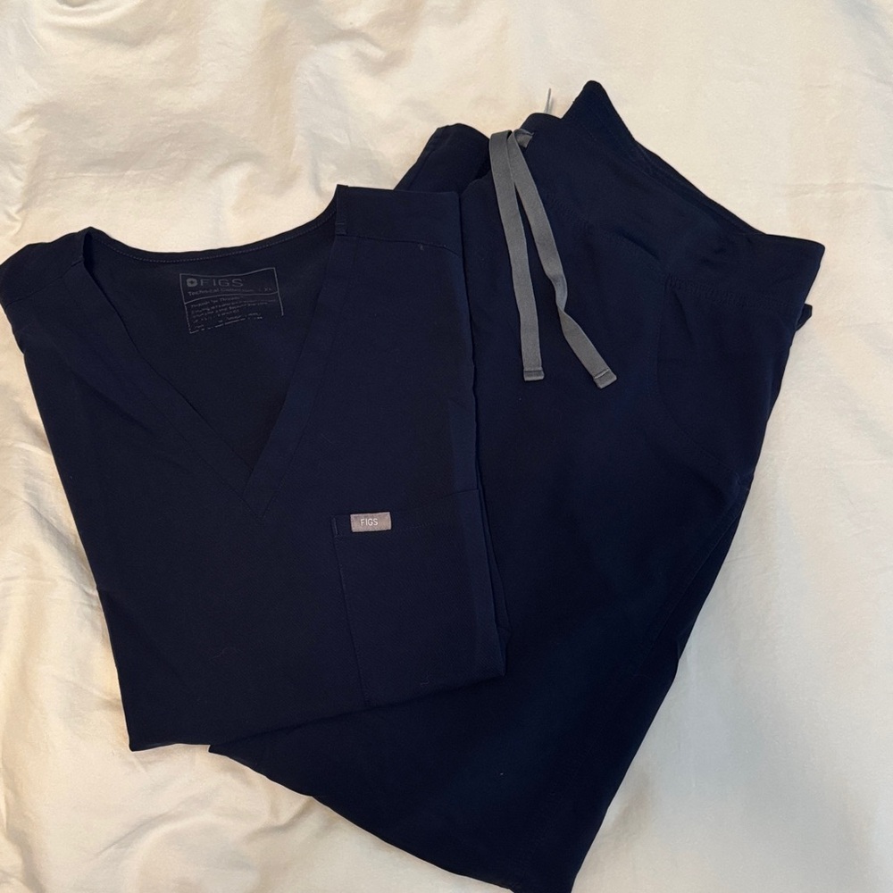 Figs Women's Navy Blue Scrub Set